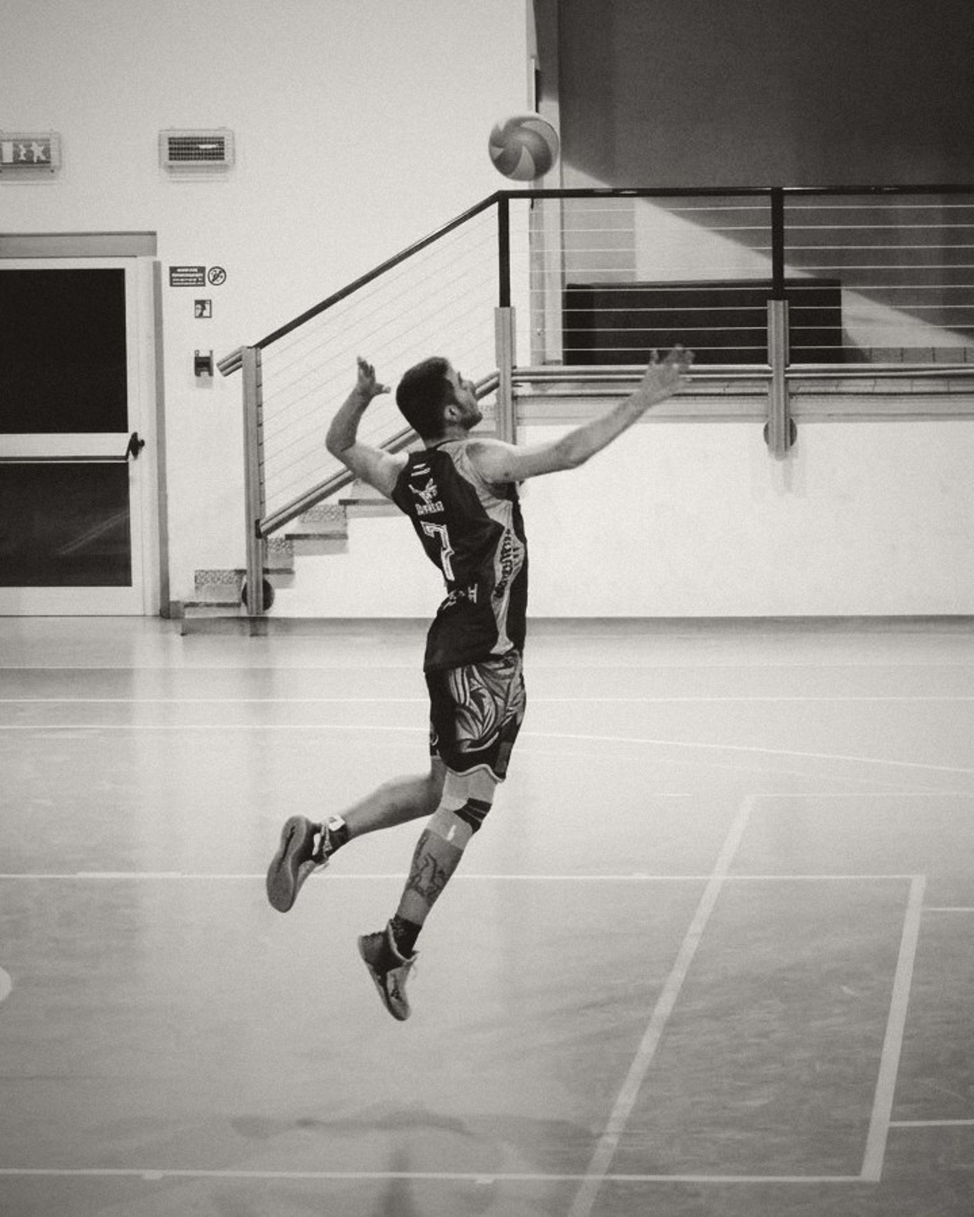 Stefano in salto per la battuta durante una partita di pallavolo